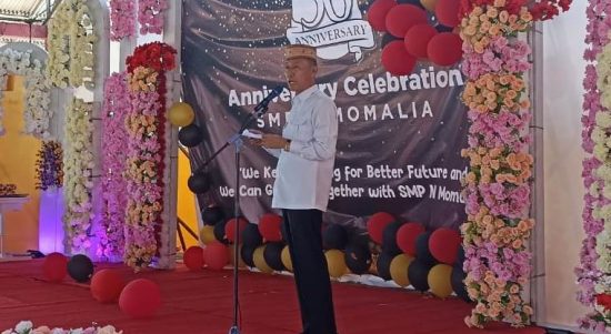 Bupati Bolsel Iskandar Kamaru saat memberikan sambutan pada kegiatan HUT ke-36 SMP Negeri Momalia yang dirangkaikan dnegan temu alumni, Sabtu (14/1/2023). Foto: Wawan Dentaw/Bolmong.News