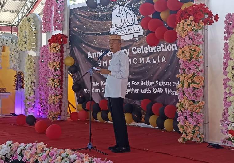 Bupati Bolsel Iskandar Kamaru saat memberikan sambutan pada kegiatan HUT ke-36 SMP Negeri Momalia yang dirangkaikan dnegan temu alumni, Sabtu (14/1/2023). Foto: Wawan Dentaw/Bolmong.News