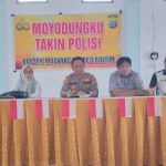 Kapolsek Modayag Iptu Irfandi Mokodongan bersama anggotany saat menggelar kegiatan Jumat Curhat di Kantor Camat Modayag, Jumat (13/1/2023). Foto: Gazali Potabuga/Bolmong.News