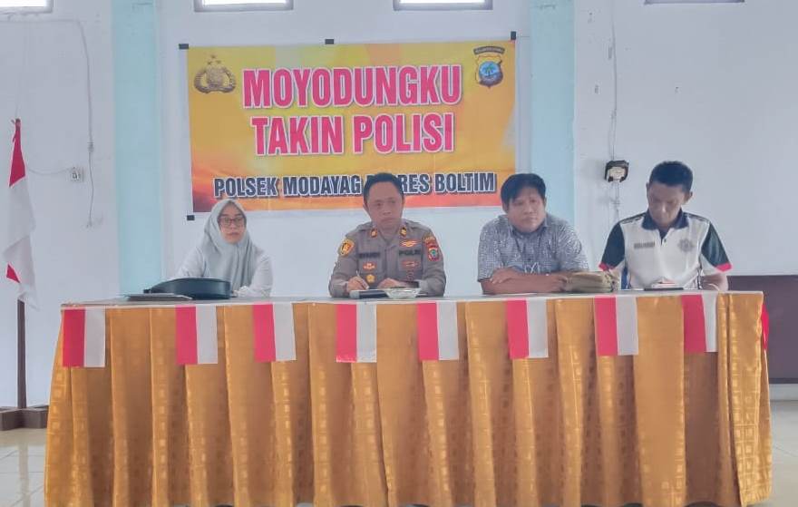 Kapolsek Modayag Iptu Irfandi Mokodongan bersama anggotany saat menggelar kegiatan Jumat Curhat di Kantor Camat Modayag, Jumat (13/1/2023). Foto: Gazali Potabuga/Bolmong.News