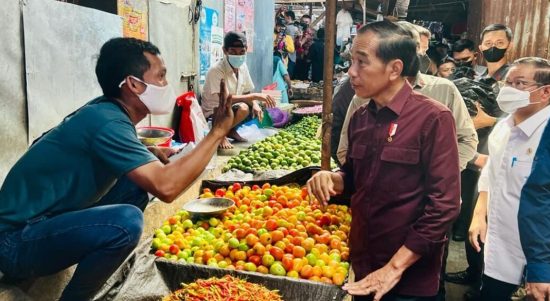 Presiden Jokowi mengecek harga sembako di Pasar Airmadidi Kabupaten Minahasa Utara, Sulawesi Utara, Kamis (19/1/2023). Foto: dok/BPMI Setpres.