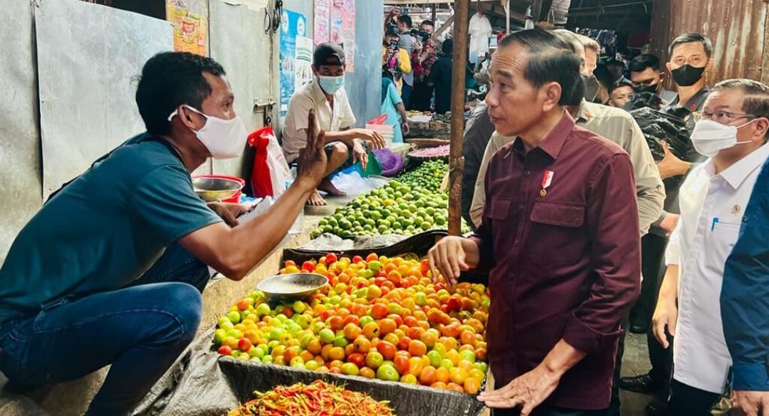 Presiden Jokowi mengecek harga sembako di Pasar Airmadidi Kabupaten Minahasa Utara, Sulawesi Utara, Kamis (19/1/2023). Foto: dok/BPMI Setpres.