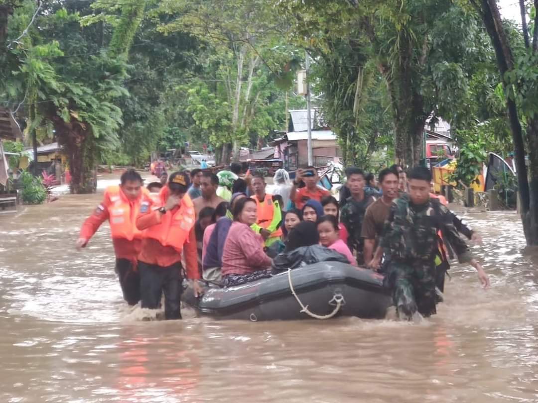 Tim gabungan melakukan evakuasi kepada sejumlah warga dengan menggunakan perahu karet, Jumat (27/1/2023). Foto: akun facebook Sulawesi Utara Community.