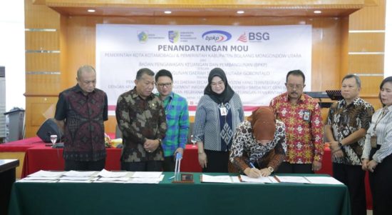 Wali Kota Kotamobagu Tatong Bara menandatangani MoU pemanfataan aplikasi kas daerah online bersama PT. Bank SulutGo dan Badan Pengawasan Keuangan dan Pembangunan (BPKP) Perwakilan Sulawesi Utara, bertempat di Kantor Pusat PT. Bank SulutGo, Manado, Jumat (13/1/2023). Foto: Adit/Diskoiminfo Kotamobagu.