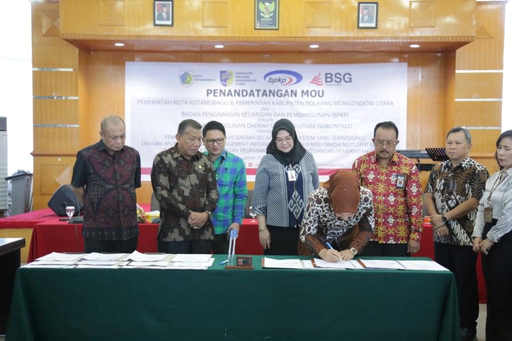 Wali Kota Kotamobagu Tatong Bara menandatangani MoU pemanfataan aplikasi kas daerah online bersama PT. Bank SulutGo dan Badan Pengawasan Keuangan dan Pembangunan (BPKP) Perwakilan Sulawesi Utara, bertempat di Kantor Pusat PT. Bank SulutGo, Manado, Jumat (13/1/2023). Foto: Adit/Diskoiminfo Kotamobagu.