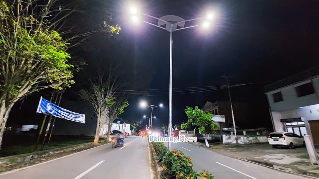 Lampu PJU di Jalan Kelurahan Sinindian Kecamatan Kotamobagu Timur. Foto: Miranty Manangin/Bolmong.News.