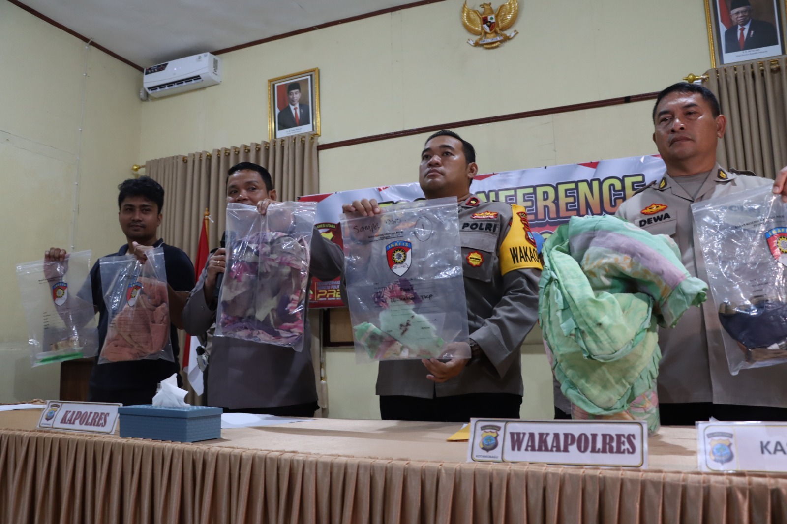 Konfrensi Pers Polres Kotamobagu, Kamis (16/2/2023), terkait kasus pembunuhan anak lima tahun yang dilakukan terduga pelaku pelaku JT alias Jemi warga Desa Inuai. Foto: Miranty Manangin/Bolmong.New