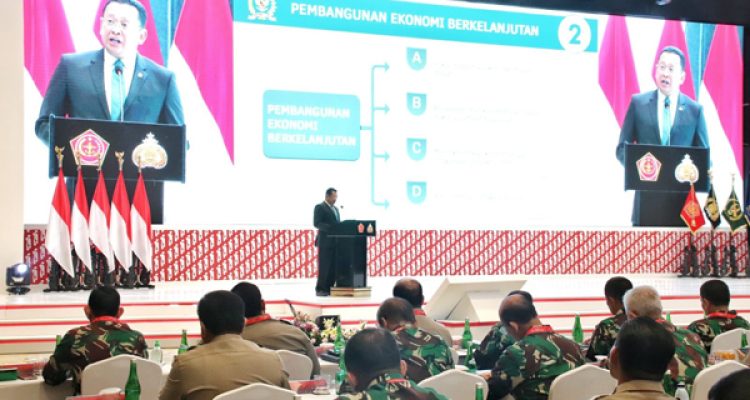 Ketua MPR RI, Bambang Soesatyo, saat memberikan pembekalan umum pada Rapat Pimpinan TNI – Polri 2023, di Jakarta, Rabu (8/2/2023). Foto: Dok/Humas Polda Sulut.