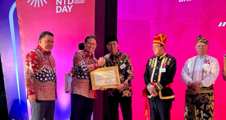 Bupati Bolsel Iskandar Kamaru menerima sertifikat Kabupaten bebas frambusia yang diserahkan oleh Menkes RI Budi Gunawan Sadikin yang diselenggarakan di Krakatau Grand Ballroom TMII, Jakarta, Selasa, (21/02/2023). Foto: Diskominfo Bolsel.
