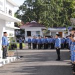 Sekda Kotamobagu Sofyan Mokoginta memimpin apel Korpri, Jumat (17/02/2023) di halaman Kantor Wali Kota Kotamobagu. Foto: Miranty Manangin/Bolmong.News