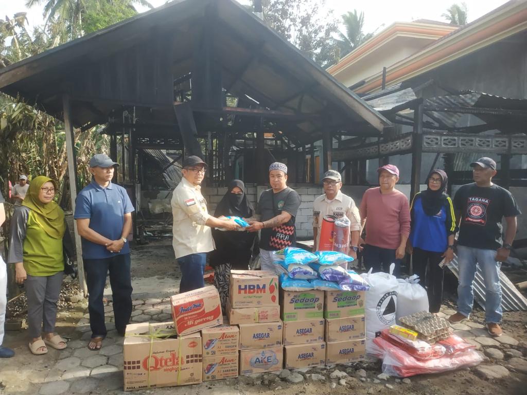 Asisten III Pemkot Kotamobagu Moh Agung Adati memberikan bantuan kepada pemilik rumah yang terbakar di Kelurahan Motoboi Besar, Sabtu (25/2/2023). Foto: Dok/Diskominfo Kotamobagu.