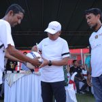 Bupati Asahan H Surya saat memberikan tandatangannya di bola Turnamen Old Crack PWI Asahan, Jumat (24/2/2023). Foto: Anggi Lubis
