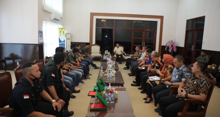 Audiensi Dewan Pengurus Pusat Gerakan Muda Perkumpulan Persaudaraan Masyarakat Asahan bersama Bupati Asahan H. Surya BSc, di ruang kerja Bupati, Kamis (2/2/2023). Foto: Anggi Lubis/Bolmong.News.