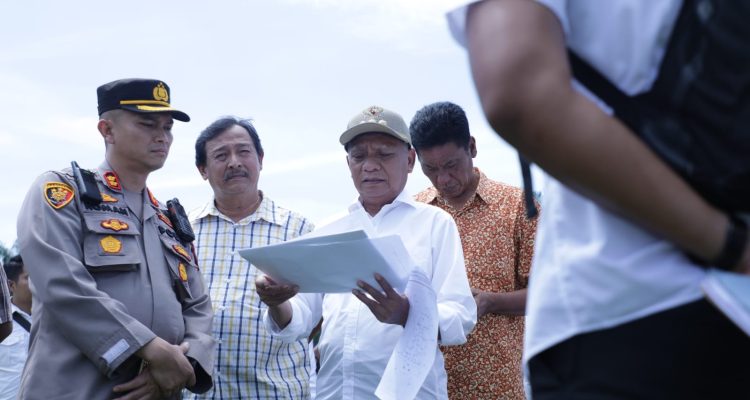 Bupati Asahan H Surya Kapolres Asahan AKBP Roman Smaradhana Elhaj, tinjau lokasi pembangunan Mako Polsek Aek Kuasan di Kecamatan Aek Kuasan, Rabu (8/2/2023). Foto: Anggi Lubis/Bolmong.News