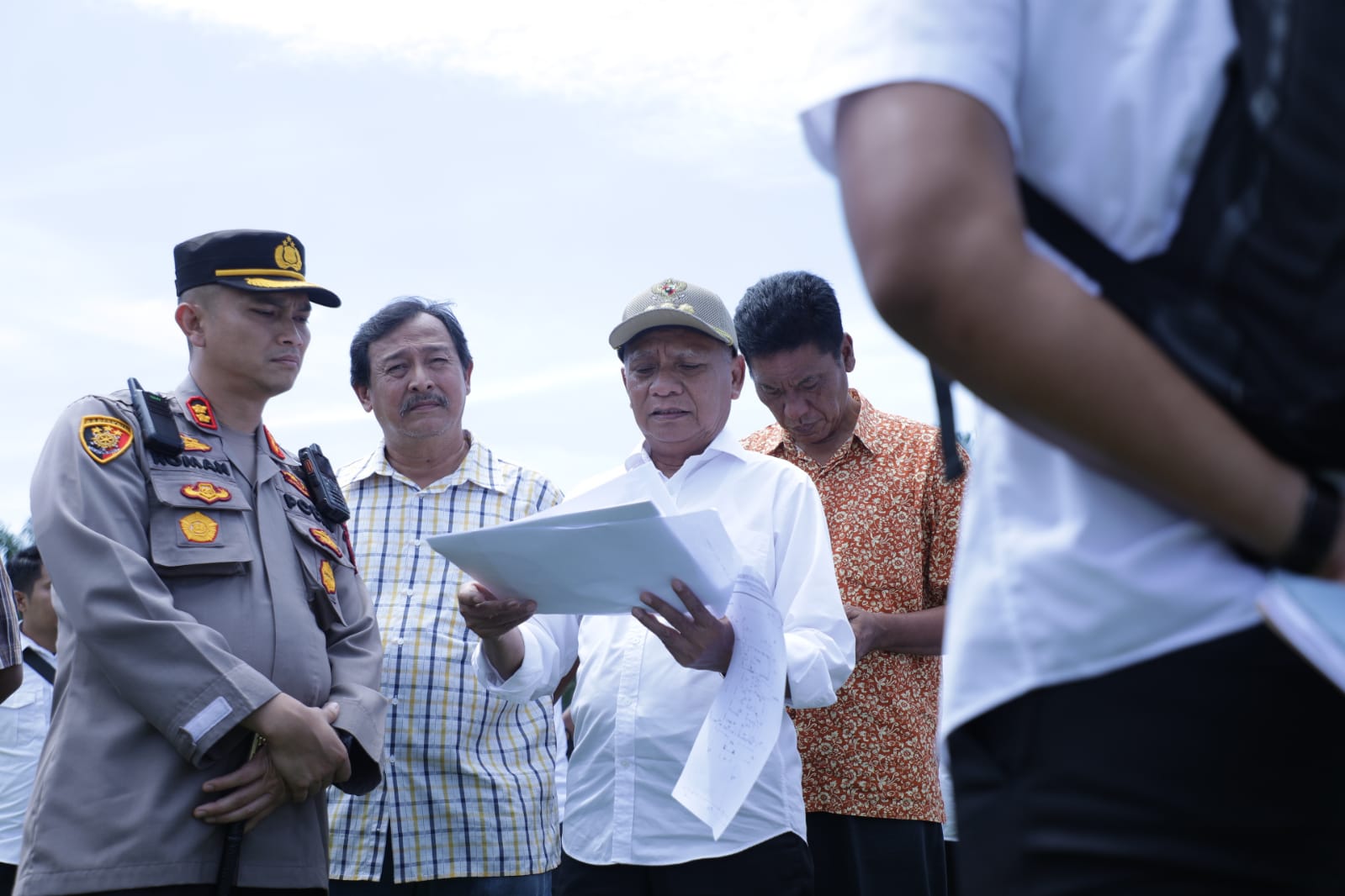 Bupati Asahan H Surya Kapolres Asahan AKBP Roman Smaradhana Elhaj, tinjau lokasi pembangunan Mako Polsek Aek Kuasan di Kecamatan Aek Kuasan, Rabu (8/2/2023). Foto: Anggi Lubis/Bolmong.News