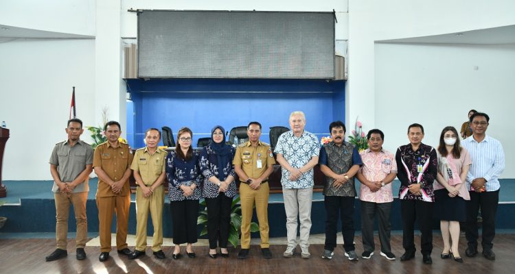 Bupati Boltim Sam Sachrul Mamonto bersama Sekda Boltim Sonny Warokka, sejumlah pimpinan OPD dan para pengajar IPDN, Senin (27/2/2023) di Lantai Tiga Kantor Bupati Boltim. Foto: Gazali Potabuga