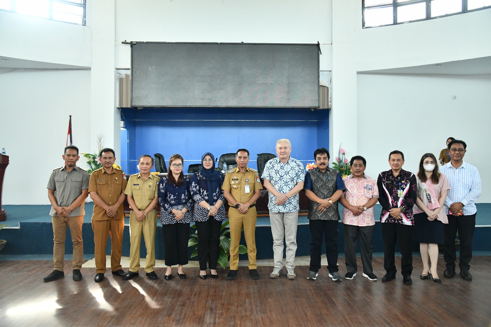 Bupati Boltim Sam Sachrul Mamonto bersama Sekda Boltim Sonny Warokka, sejumlah pimpinan OPD dan para pengajar IPDN, Senin (27/2/2023) di Lantai Tiga Kantor Bupati Boltim. Foto: Gazali Potabuga