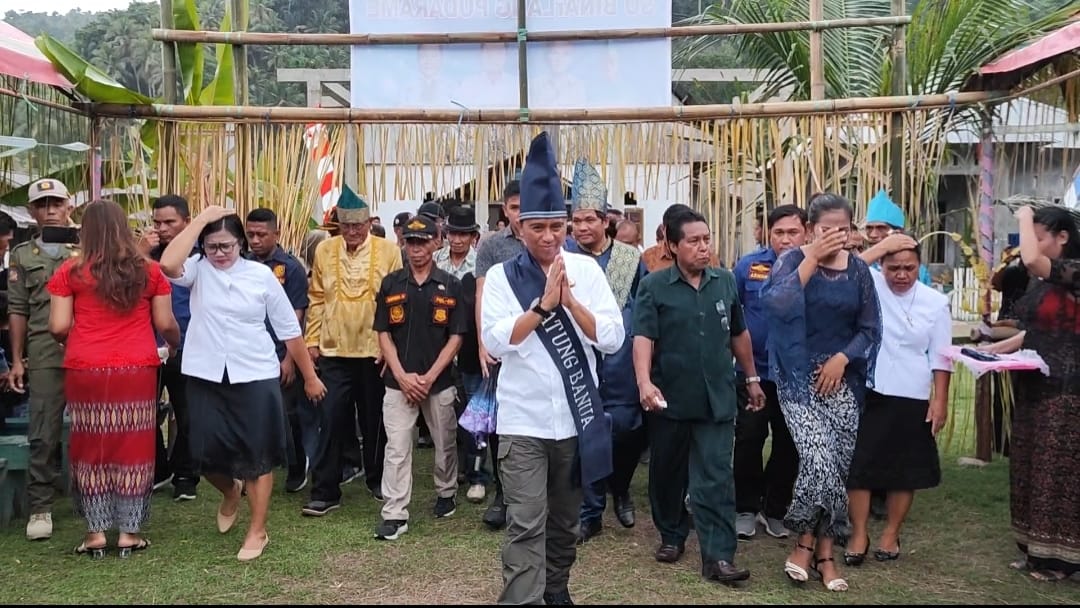 Bupati Boltim Sam Sachrul Mamonto saat menghadiri upacara adat Tulude di Desa Jiko Belanga, Jumat (3/2/2023). Foto: Dok/Diskominfo Boltim.