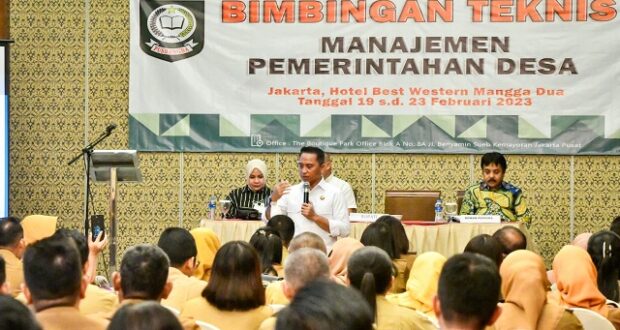 Bupati Boltim Sam Sachrul Mamonto materi tentang manajemen pemerintahan pada Bimtek Sangadi yang digelar di Hotel Best Western Jakarta, Senin 20 Februari 2023. Foto: Dok/Diskominfo Boltim.