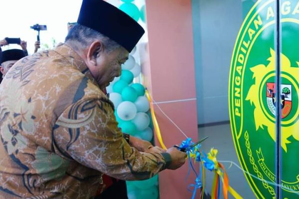 Bupati Bolmut Depri Pontoh saat mengguting pita sebagai tanda diresmikannya gedung baru Kantor Pengadilan Agama Boroko, Bolmut, Kamis 23 Februari 2023. (foto.Prokopim Setdakab Bolmut)