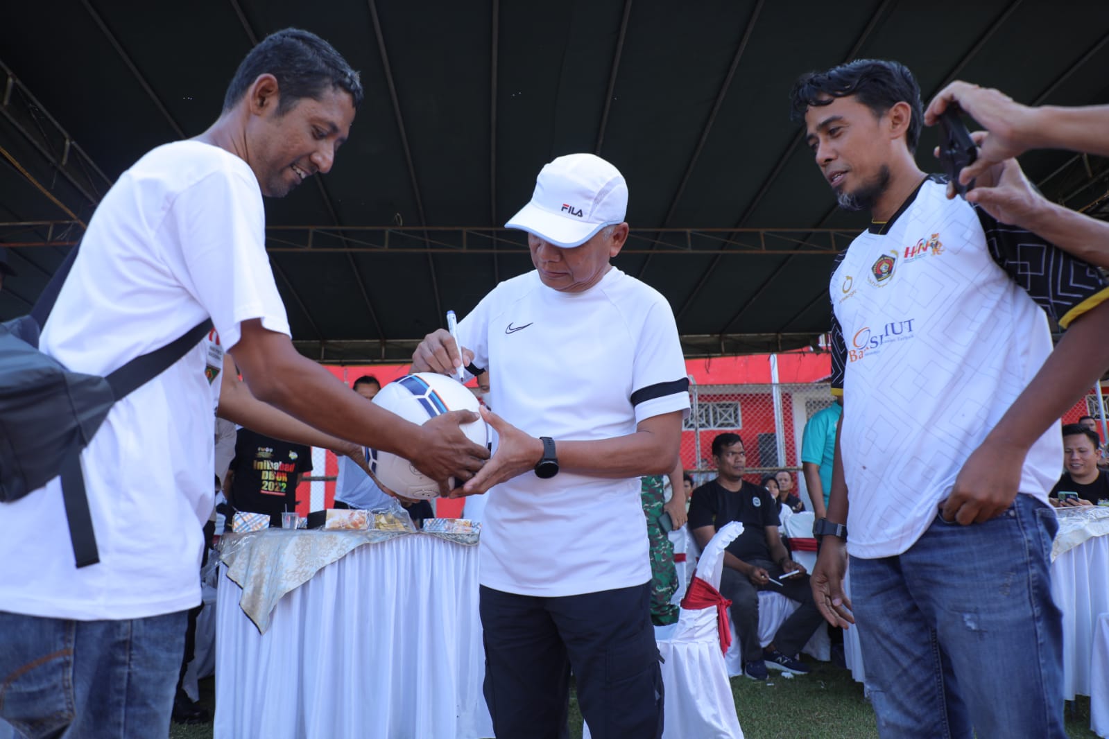 Bupati Asahan H Surya saat memberikan tandatangannya di bola Turnamen Old Crack PWI Asahan, Jumat (24/2/2023). Foto: Anggi Lubis
