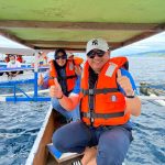 Bupati Bone Bolango Hamim Pou bersama Wali Kota Kotamobagu Tatong Bara satu perahu saat mengunjungi destinasi wisata Pantai Botubarani di Kabupaten Bone Bolango, Kamis (2/2/2023). Foto: Dok/Diskominfo Kotamobagu.