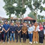 Anggota KPU Kota Kotamobagu, Asep Sabar bersama para PPK, PPS dan Pantarlih se-Kecamatan Kotamobagu Utara di halaman Kantor Kecamatan Kotamobagu Utara, Minggu (12/2/2023). Foto: Miranty Manangin/Bolmong.News