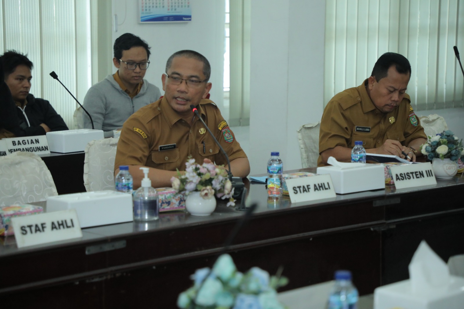 Kadis Kominfo Kabupaten Asahan Syamsuddin saat mengikuti Rakor yang digelar di Aula Mawar Kantor Bupati Asahan, Senin (13/2/2023). Foto: Anggi Lubis/Bolmong.News