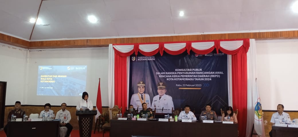 Wali Kota Kotamobagu Tatong Bara, membuka Konsultasi Publik dalam rangka penyusunan rancangan awal RKPD Tahun 2024 bertempat di aula rumah dinas wali kota, Rabu (22/2/2023). Foto: Miranty Manangin/Bolmong.News