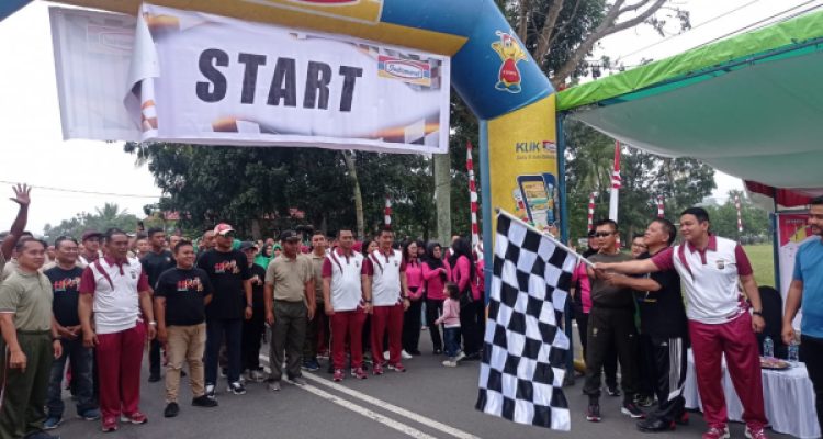 Wakil Wali Kota Nayodo Koerniawan bersama Kapolres Kotamobagu AKBP Dasveri Abdi dan Dandim 1303/Bolmong Letkol Inf. Tofan Angker melepas jalan sehat peringatan Hari Pers Nasional yang dilaksanakan di Kelurahan Motoboi Kecil, Kecamatan Kotamobagu Selatan, Kamis (24/2/2023). (Foto: Erwin Makalunsenge/Bolmong.News)