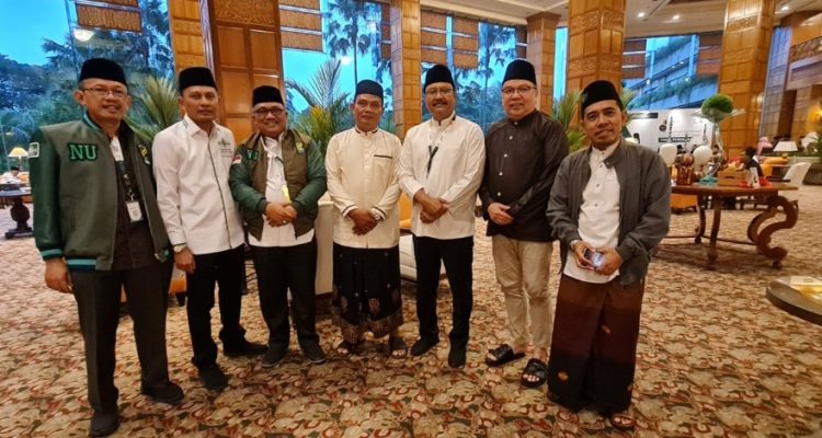 Ketua PCNU Kota Kotamobagu Nasrun Koto bersama Sekjen PBNU Gus Ipul dan Ketua PWNU Sulut, KH Ultas Taha, saat menghadiri puncak Harlah 1 Abad NU, Selasa (7/2/2023).