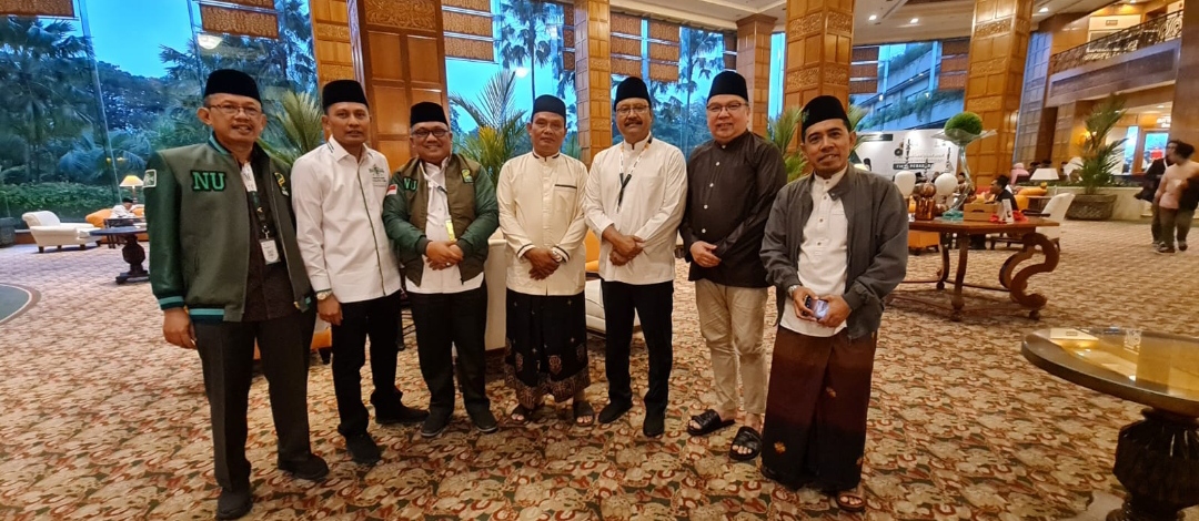 Ketua PCNU Kota Kotamobagu Nasrun Koto bersama Sekjen PBNU Gus Ipul dan Ketua PWNU Sulut, KH Ultas Taha, saat menghadiri puncak Harlah 1 Abad NU, Selasa (7/2/2023).