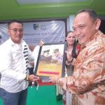 Kapolres Bolmut AKBP Areis Aminnullah memberikan penghargaan kepada mantan Kajari Bolmut, Nana Riana, bertempat di di Naulas Resort Desa Paku Selatan, Kecamatan Bolangitang Barat, Kabuten Bolmut, Sabtu (11/2/2023). Foto: Muchtar L Harunjda/Bolmong.News