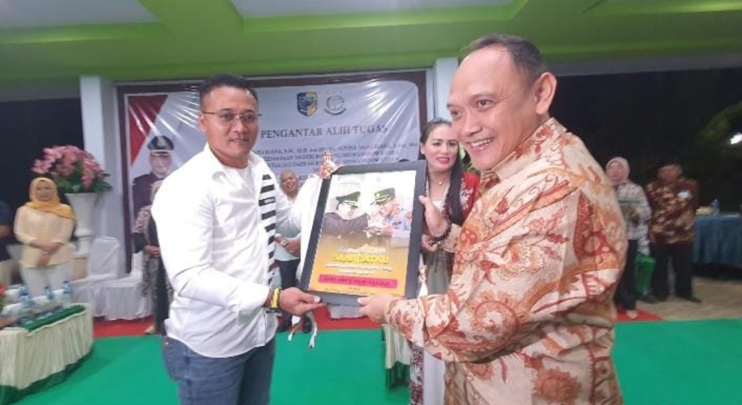 Kapolres Bolmut AKBP Areis Aminnullah memberikan penghargaan kepada mantan Kajari Bolmut, Nana Riana, bertempat di di Naulas Resort Desa Paku Selatan, Kecamatan Bolangitang Barat, Kabuten Bolmut, Sabtu (11/2/2023). Foto: Muchtar L Harunjda/Bolmong.News