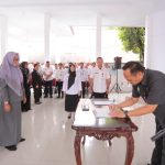 Sekretaris Daerah Kota Kotamobagu Sofyan Mokoginta menandatangani berita acara pelantikan pejabat fungsional Pemkot Kotamobagu bertempat di Aula Kantor Wali Kota Kotamobagu, Rabu (22/2/2023). Foto: Miranty Manangin/Bolmong.News