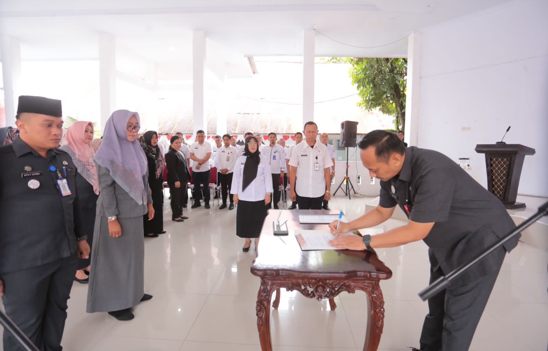 Sekretaris Daerah Kota Kotamobagu Sofyan Mokoginta menandatangani berita acara pelantikan pejabat fungsional Pemkot Kotamobagu bertempat di Aula Kantor Wali Kota Kotamobagu, Rabu (22/2/2023). Foto: Miranty Manangin/Bolmong.News