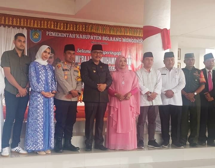 Momen foto bersama Penjabat Bupati Bolmong Limi Mokodompit bersama unsur Forkopimda dan Ketua KNPI Bolmong, di Peringatan Isra Miraj 1444 Hijriah, di rumah dinas Bupati Bolmong, Lolak, Rabu 22 Februari 2023. (foto. dok/Dinas Kominfo Bolmong)