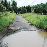 Tampak kerusakan jalan di Desa Pinaling Kabupaten Minahasa Selatan. Foto: Jendry Paendong/Bolmong.News.
