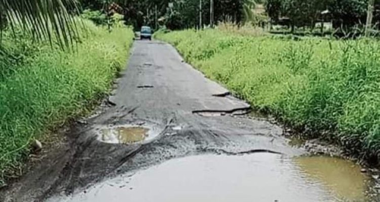 Tampak kerusakan jalan di Desa Pinaling Kabupaten Minahasa Selatan. Foto: Jendry Paendong/Bolmong.News.