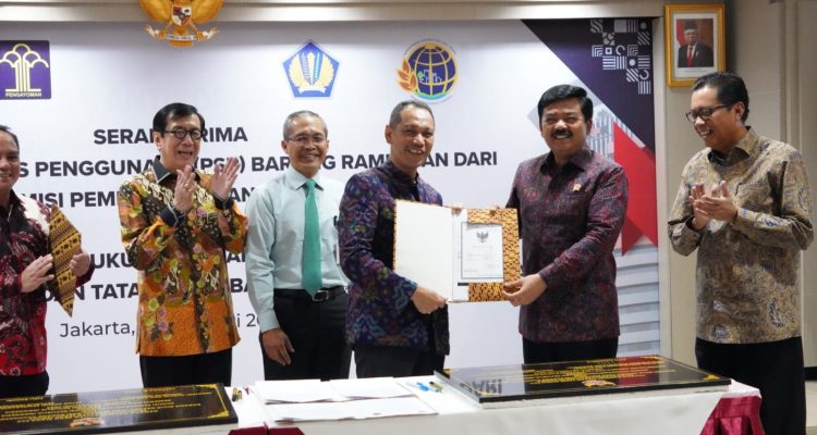 KPK melakukan penyerahan aset hasil rampasan dari penanganan tindak pidana korupsi yang telah berkekuatan hukum tetap kepada Kementerian Hukum dan HAM dan Kementerian Agraria dan Tata Ruang/Badan Pertanahan Nasional, Rabu (16/2/2023). Foto: dok/kpk.go.id