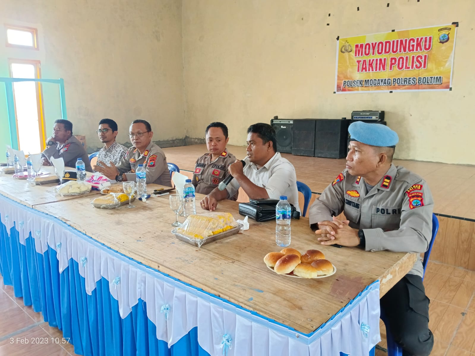 Kegiatan Jumat Curhat bersama Polsek Modayag yang dipusatkan di Kantor Balai Desa Liberia Kecamatan Modayag, Jumat (3/2/2023). Foto: Dok/Polsek Modayag.