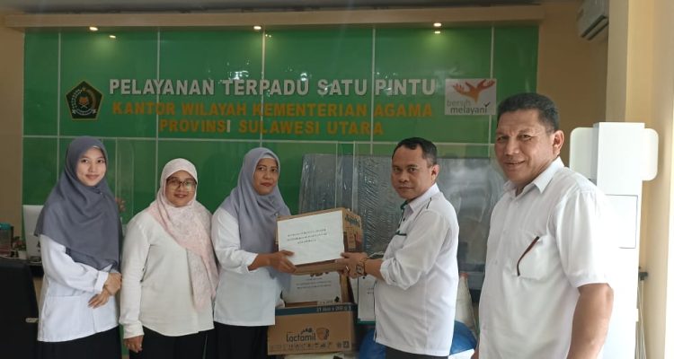 Keluarga besar Kementerian Agama (Kemenag) Kota Kotamobagu menyalurkan bantuan kemanusiaan bagi korban banjir dan tanah longsor di wilayah Manado, Senin (12/2/2023). Foto: dok/Kemenag Kotamobagu.