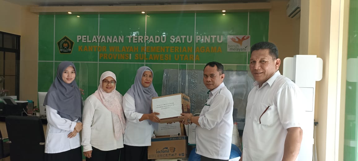 Keluarga besar Kementerian Agama (Kemenag) Kota Kotamobagu menyalurkan bantuan kemanusiaan bagi korban banjir dan tanah longsor di wilayah Manado, Senin (12/2/2023). Foto: dok/Kemenag Kotamobagu.