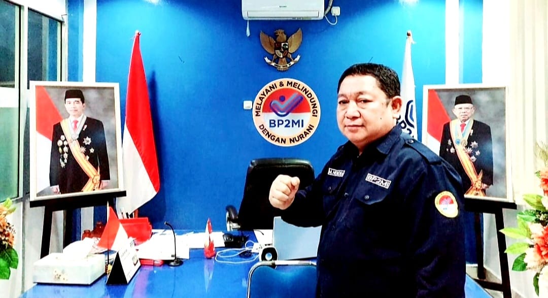 Kepala Balai BP2MI Sulawesi Utara, Hendra Makalalag saat berada di ruangan kerjanya, Rabu (8/2/2023). Foto: Wahyudy Paputungan/Bolmong.News