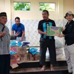 Ketua KNPI Boltim Izra Haliantara Mamonto (IHM), meyalurkan bantuan langsung di lokasi yang terdampak banjir di Kota Manado. Minggu (5/2/2023). Foto Gazali Potabuga