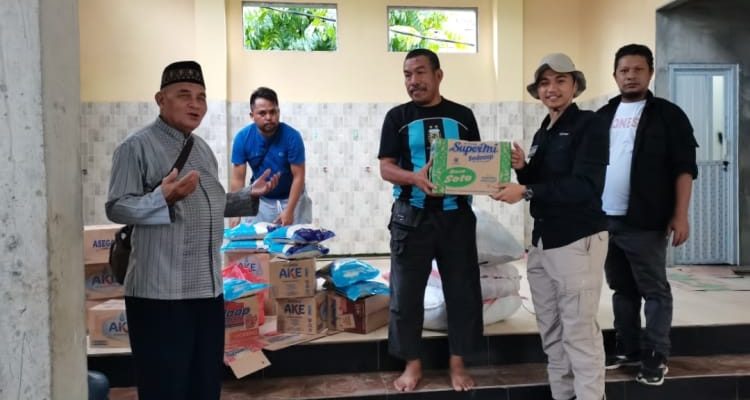 Ketua KNPI Boltim Izra Haliantara Mamonto (IHM), meyalurkan bantuan langsung di lokasi yang terdampak banjir di Kota Manado. Minggu (5/2/2023). Foto Gazali Potabuga