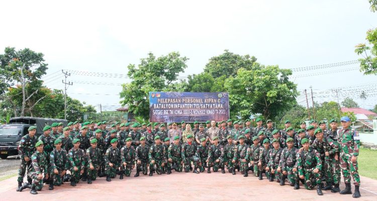 Wali Kota Kotamobagu dan Forkompida bersama para personil Kipan C 713/ST yang akan berangkat ke Kongo, Sabtu (4/2/2023) di halaman Kompi Senapan (Kipan) C 713/ST. Foto: Dok/Diskominfo Kotamobagu.