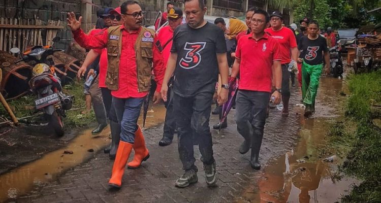 Penjabat Bupati Limi Mokodompit bersama Wakil Wali Kota Richard Sualang, saat turun langsung meninjau lokasi pasca banjir dan longsor Manado, Sulawesi Utara, Rabu 1 Februari 2023. (foto. Dinas Kominfo Bolmong)