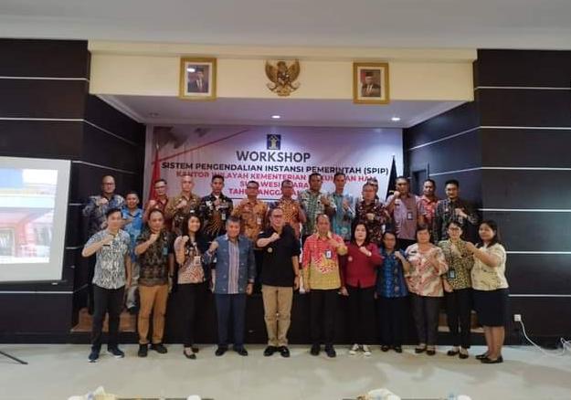 Momen foto bersama Kepala Kanwil Kemenkumham Sulawesi Utara Ronald Lumbuun, bersama seluruh peserta perwakilan UPT, usai mengikuti Workshop SPIP 2023 bertempat di Aula Utama Kanwil Kemenkumham Sulut, Jumat 24 Februari 2023. (foto.dok/Rutan Kotamobagu)