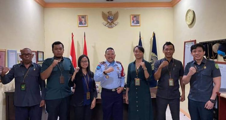 Momen foto bersama Karutan Kotamobagu Setyo Prabowo (tengah) bersama para Hakim Wasmat di ruang kerja Kepala Rutan Kotamobagu, Selasa 28 Februari 2023. (foto.Wahyudy Paputungan/bolmong.news)